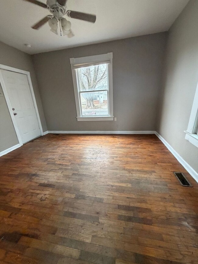 Building Photo - 1 Bedroom/1 Bath House. Garage & Fenced in Yard!