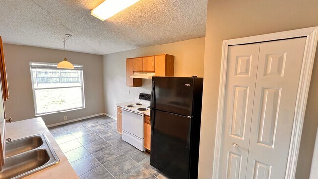 Building Photo - BEAUTIFUL 3/2 in Deltona