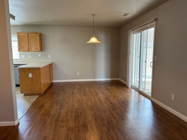 Foto del edificio - Well maintained home in desirable Ravenwood, Anderson subdivision