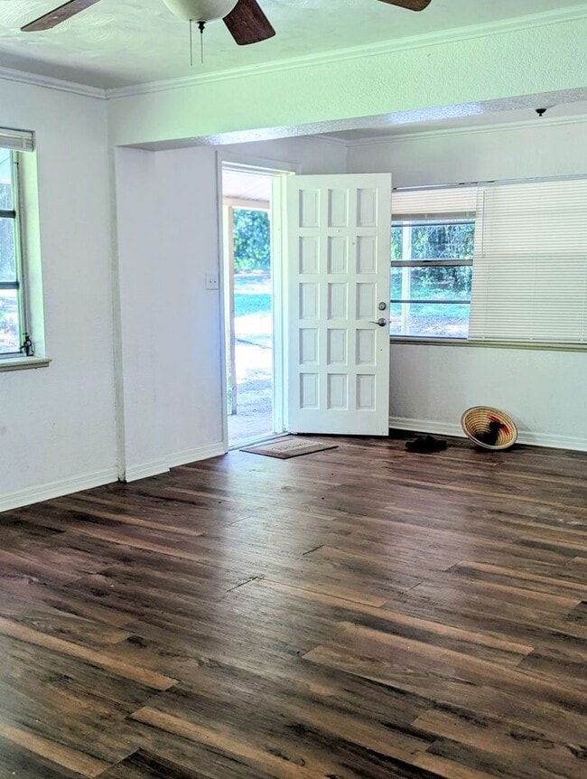Building Photo - Enjoy the peace and quiet in this secluded...