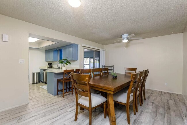 Building Photo - 635 E Manhatton Dr