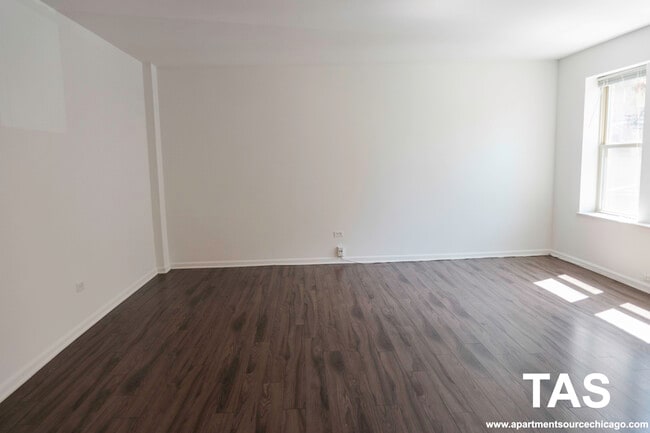 Building Photo - 925 W Carmen Ave
