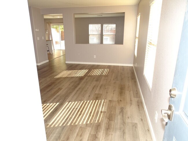 Foto del edificio - 3 Bedroom Home In The Heart Of Summerlin