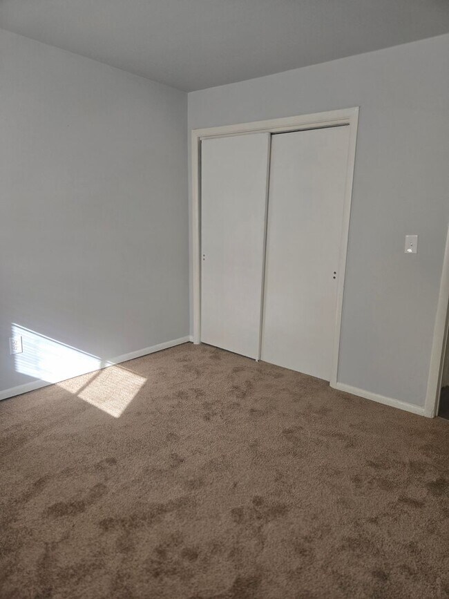 Foto del edificio - 2 bedrooms, 1 bathroom, 1st floor