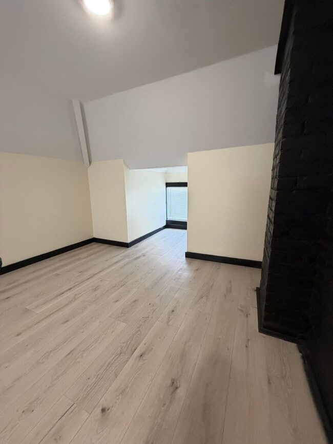 Building Photo - 4 bedroom townhouse