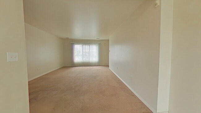 Foto del edificio - 1st Floor Condo w/ Large Living Room and E...