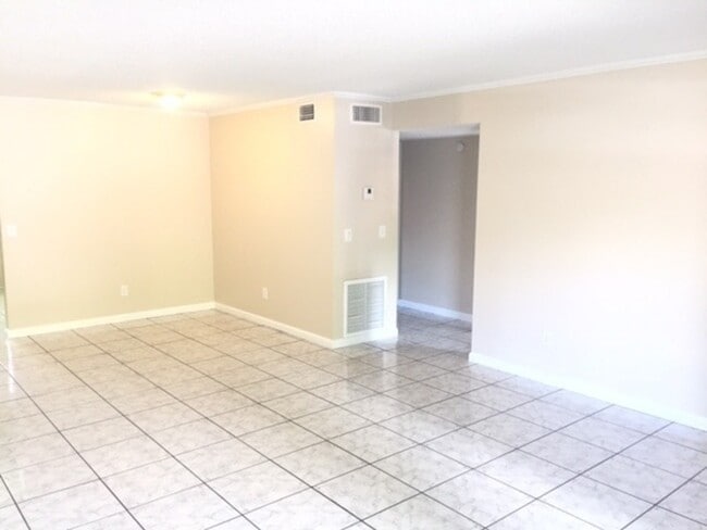 Building Photo - 725 Northlake Blvd