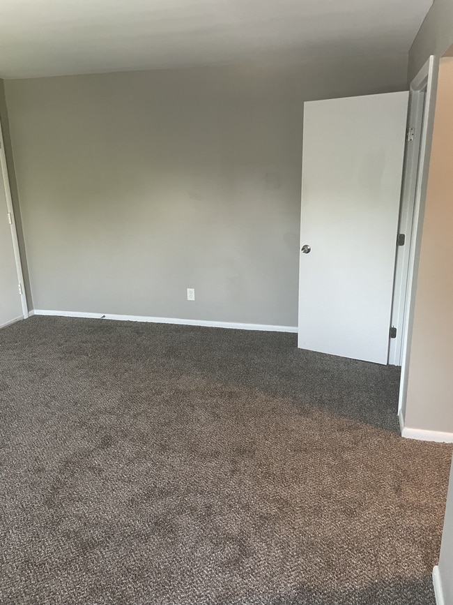 1 Bed 1 Bath 600sqft - MOORMAN PLACE APARTMENTS