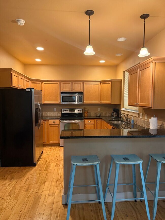 Building Photo - 3 Bed 2.5 Bath with double attached garage...