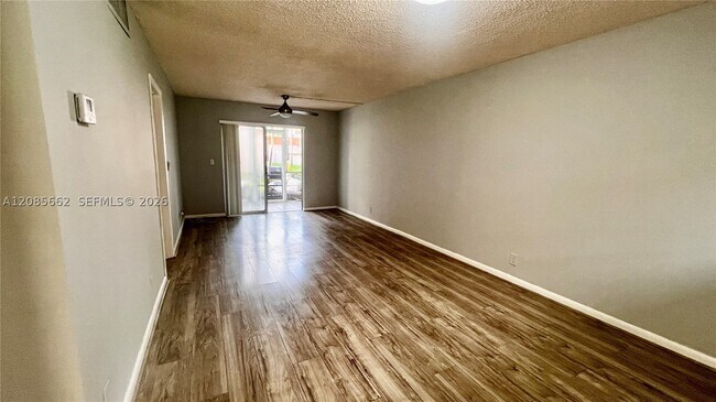 Foto del edificio - 7610 Stirling Rd