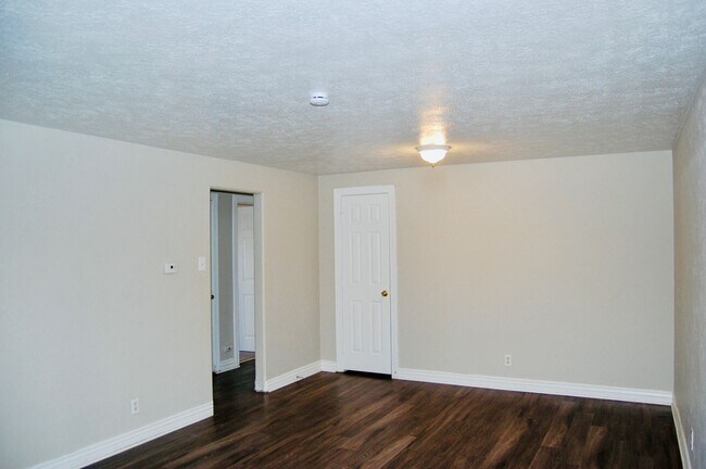 Photo - Updated 3Bedroom-In-Unit Laundry-$1,000 Move-In credit Apartment