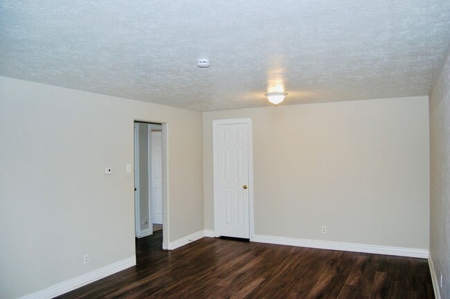 Building Photo - Updated 3Bedroom-In-Unit Laundry-$1,000 Move-In credit