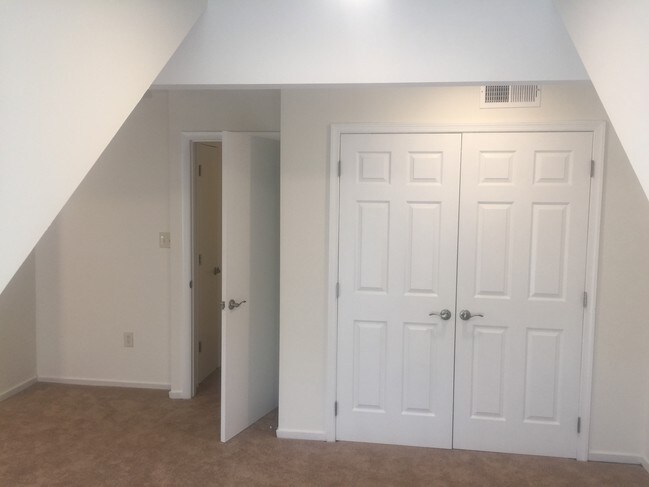 Building Photo - 9934 Forest View Pl