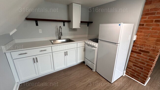 Building Photo - $850 - 1 bed 1 bath - Beautiful newly renovated Multi-family home located in Delano
