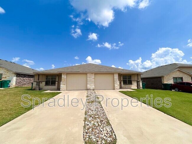 Building Photo - 1549 Kal Ct