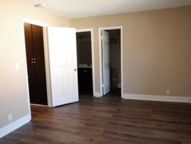 Building Photo - Charming 2nd floor townhome with large, co...