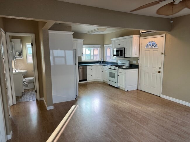 Building Photo - 3615 Vista Dr