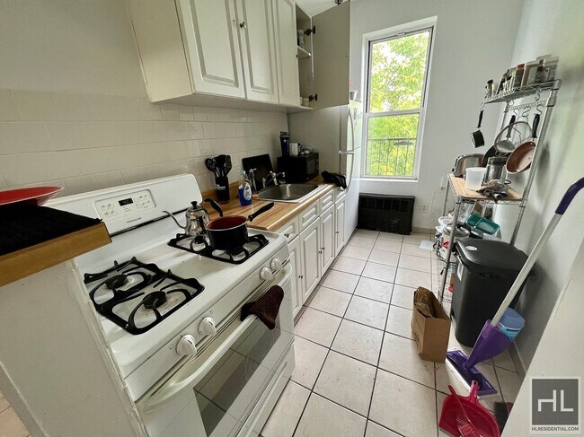 Foto del edificio - 2BR 1BA Next To Maria Hernandez Park