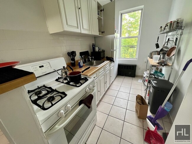 Building Photo - 2BR 1BA Next To Maria Hernandez Park