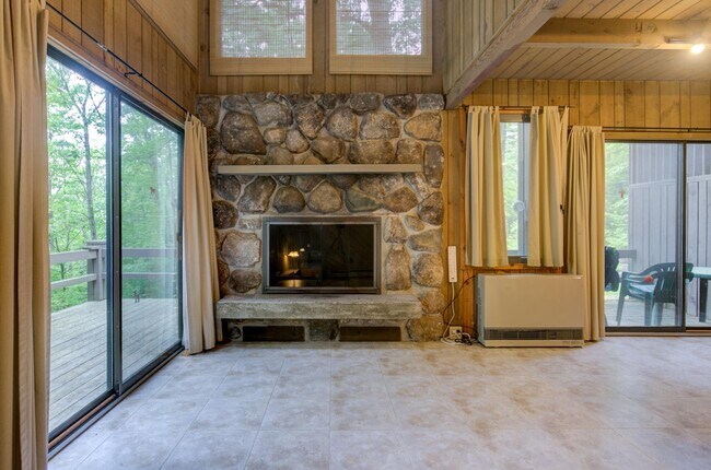 Foto del edificio - 73 Kearsarge Woods Ln
