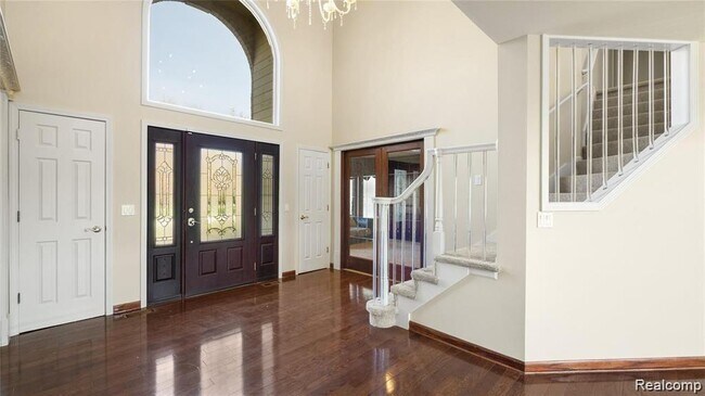 Building Photo - 6663 Tree Knoll Dr