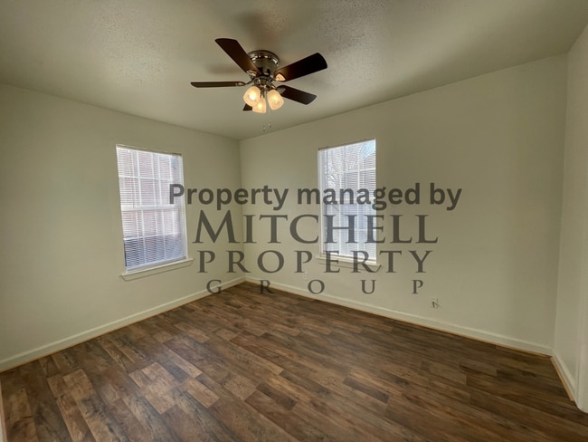 Building Photo - Wolflin~ 2 bedroom 1 bath!