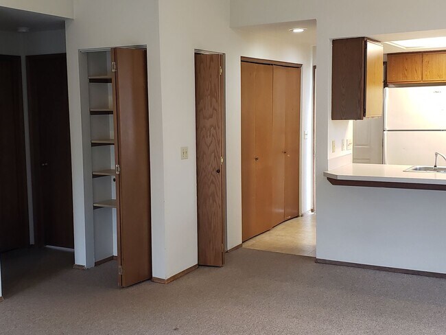 Foto del edificio - Spacious Two Bedroom Coming Available!