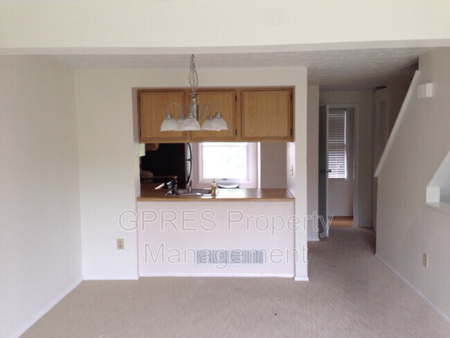 Building Photo - 323 Garden Hill Dr