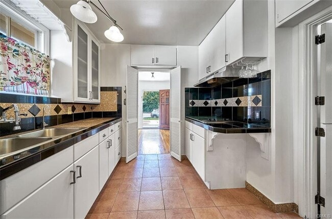 Building Photo - 433 S Bundy Dr
