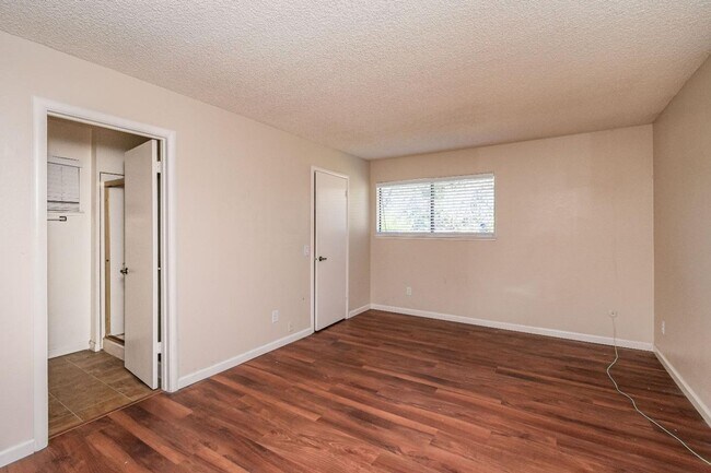 Foto del edificio - 4973-4975 Summerwood Circle