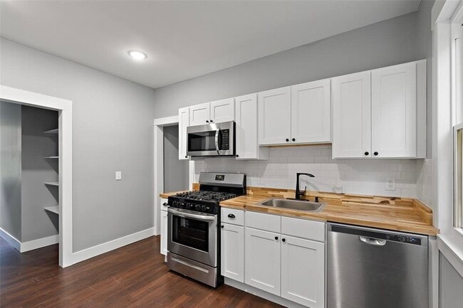 Building Photo - 9588 Oakland St