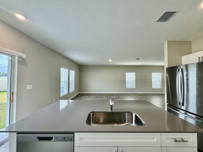 Building Photo - ***Accepts Housing Choice Voucher*** Spaci...