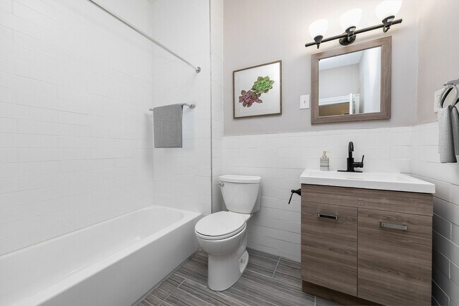 Baño de 2BD renovado - Pelham Court Apartments