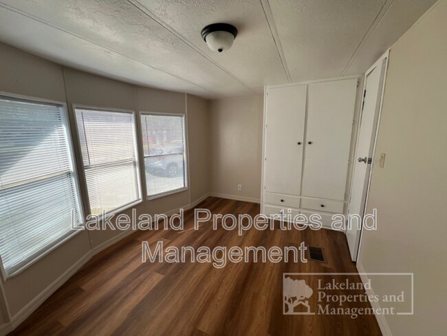 Building Photo - 8535 Mathews Rd