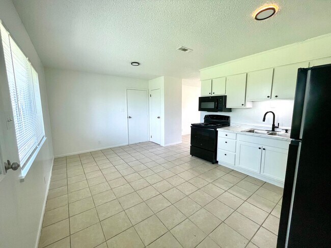 Building Photo - 3 Bedroom / 1 Bath in Bay Available Now!