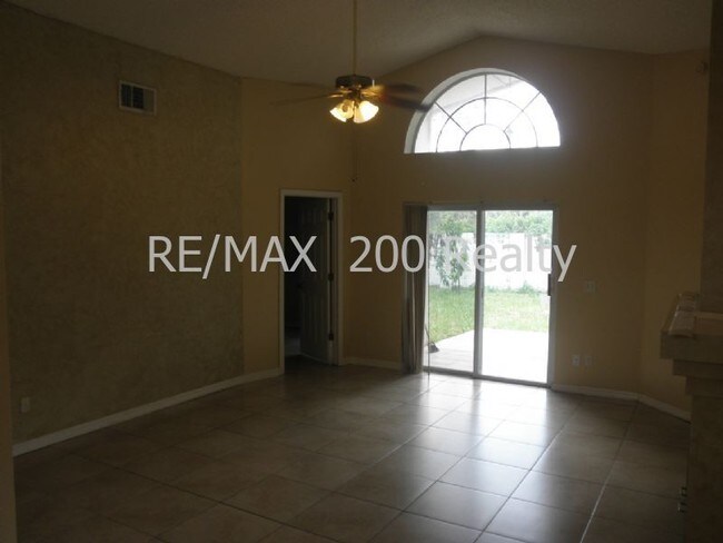 Building Photo - MOVE IN 3BED 2BATH HOME / FENCED IN BACKYARD