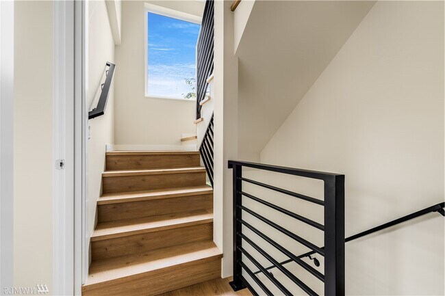 Stairs - 2212 14th Ave S