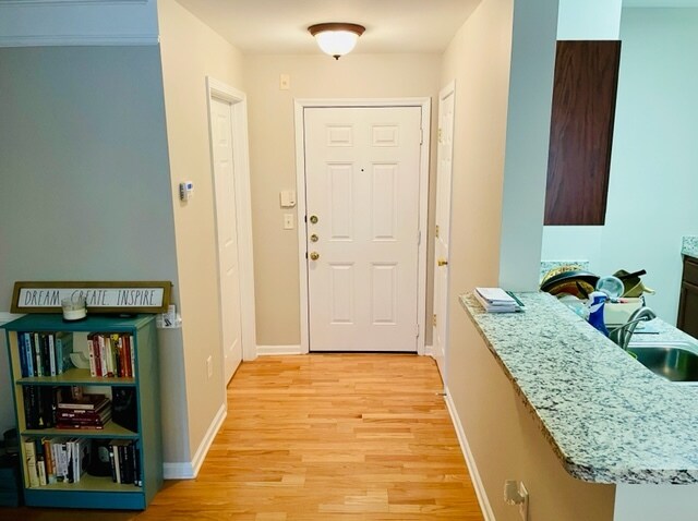 Entrada a la unidad con lavandería a la izquierda y armario para abrigos a la derecha. - 2700 Pine Tree Rd NE