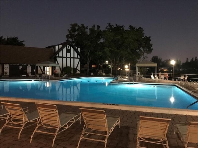 Building Photo - 3710 Inverrary Dr