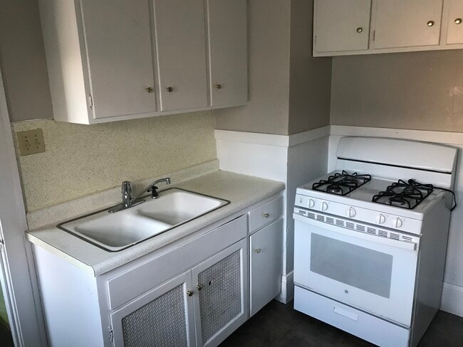 Building Photo - 2104 Hartford Ave