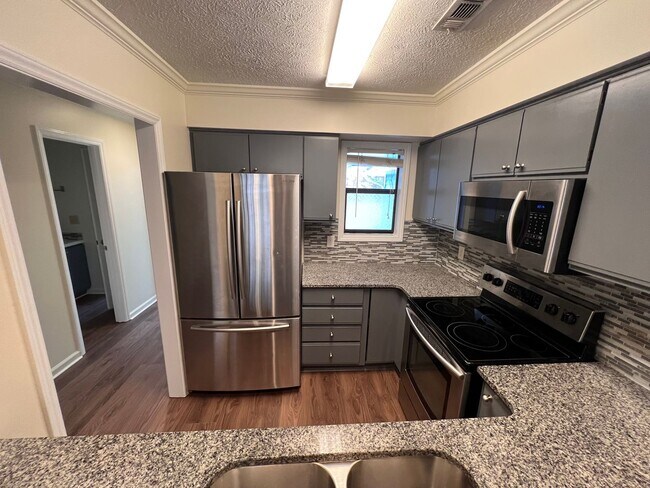 Foto del edificio - 10161-3 Creekside Dr.