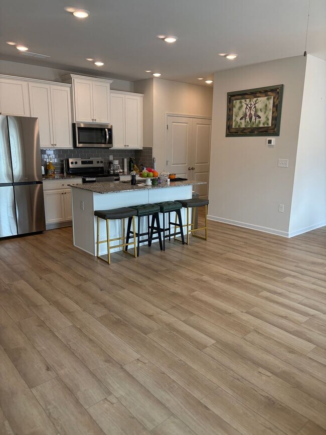 Building Photo - Beautiful Townhome