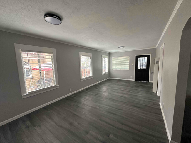 Building Photo - 1229 N Lagoon Ave