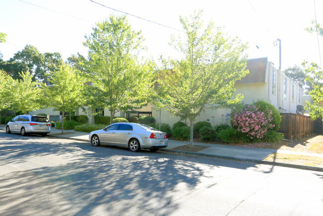 Building Photo - Pacific Townhomes