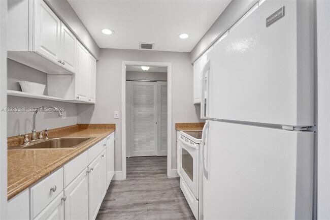 Foto del edificio - 400 N Riverside Dr