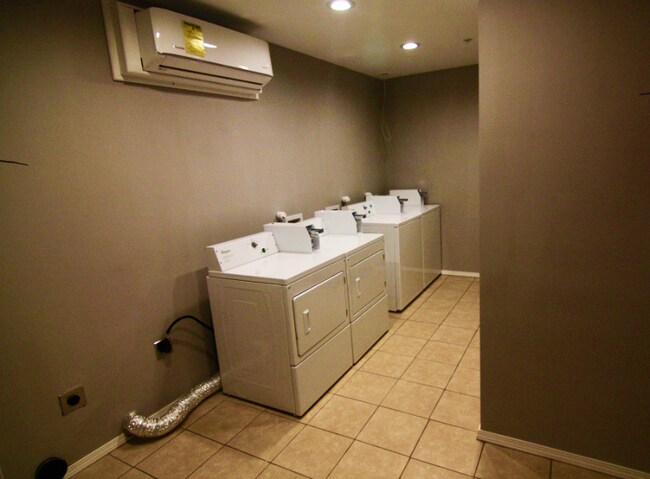 Foto del edificio - 1306 E 11th St