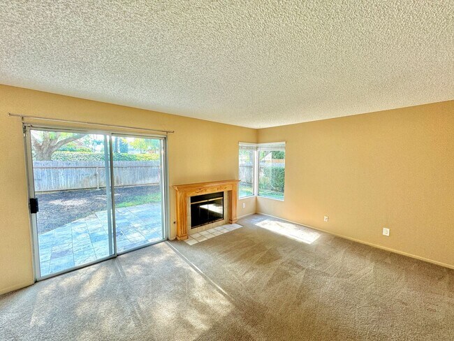 Building Photo - Great 3B/2.5BA House in Oceanside!