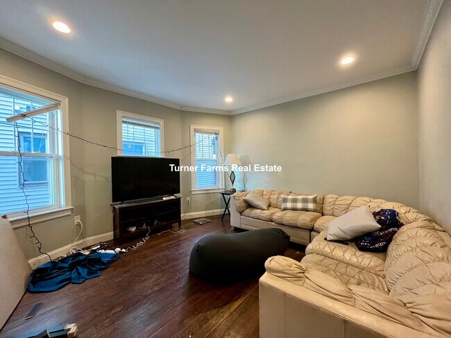 Building Photo - 47 Beech Glen St