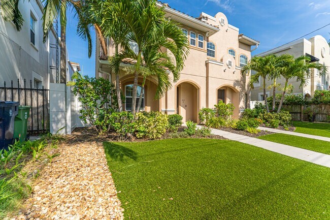Foto del edificio - Stunning David weekly designed 3 BR+ OFFICE/ 2.5 BA / 2 Car executive townhouse in Hyde Park / So...