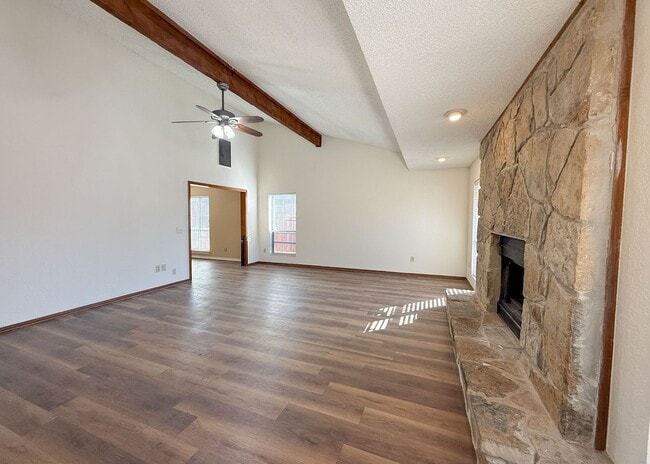 Building Photo - 3 Bed Available Now!